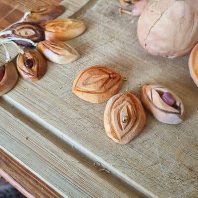 תליון נשי מגולף