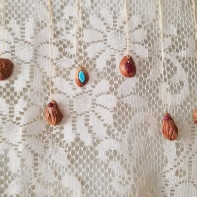 תליון נשי מגולף